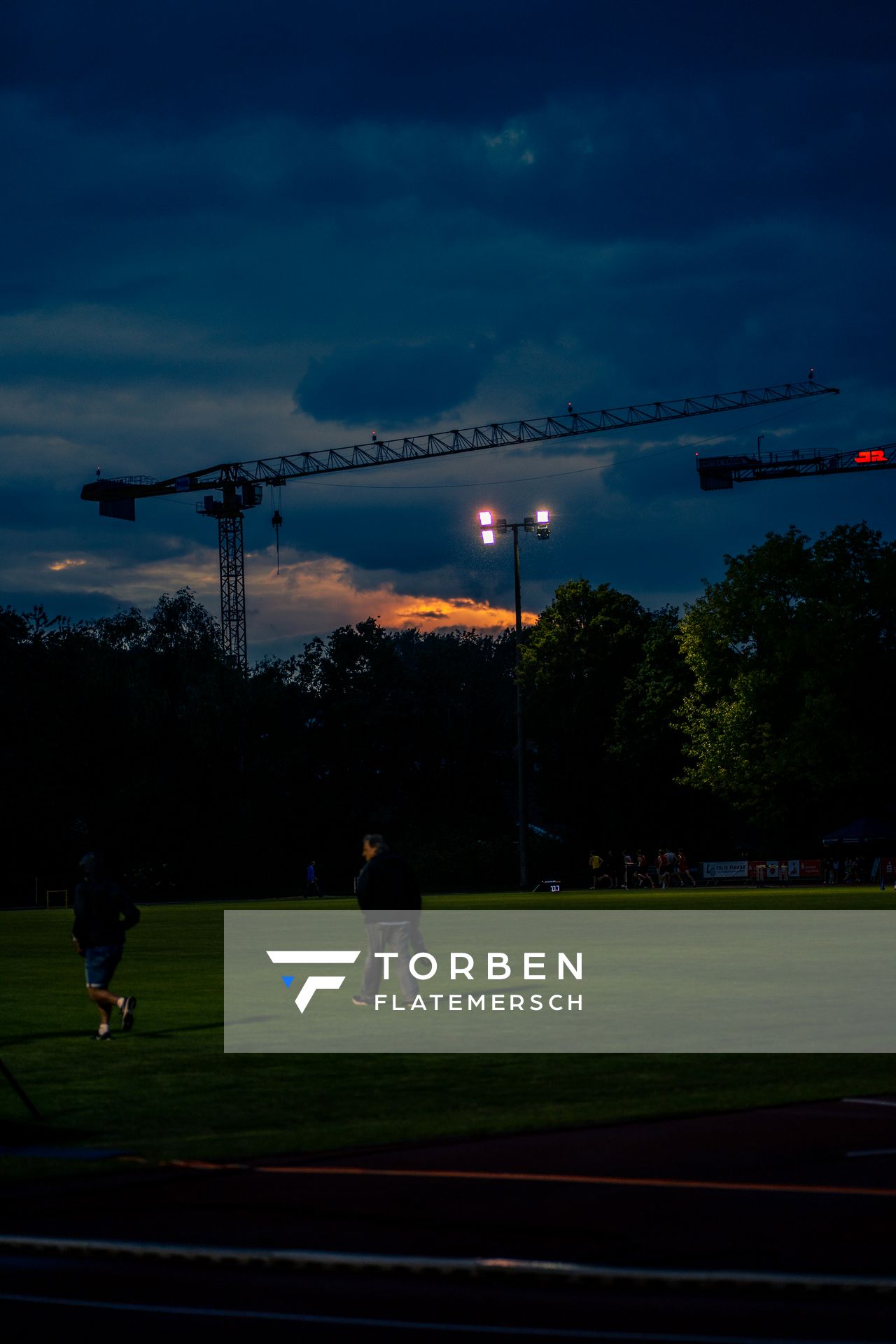 Die Sonne kommt zwischen den Wolken durch am 03.06.2022 waehrend der Sparkassen Gala in Regensburg